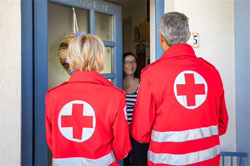 Foto von 2 Personen mit Rote Kreuz Jacken